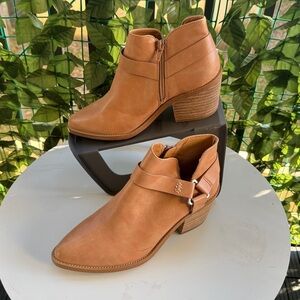 DV Dolce vita c chopout boo tan
Size 7 New with Bucket
